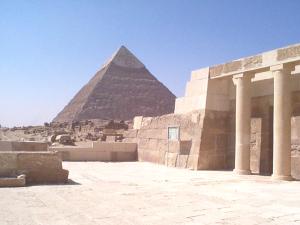 Giza-tomb1+Khafra.jpg (9458 bytes)